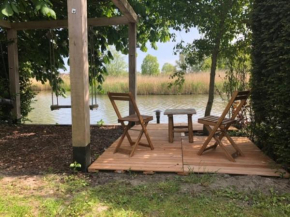 Gezellige Pipo met grote schommel aan het water